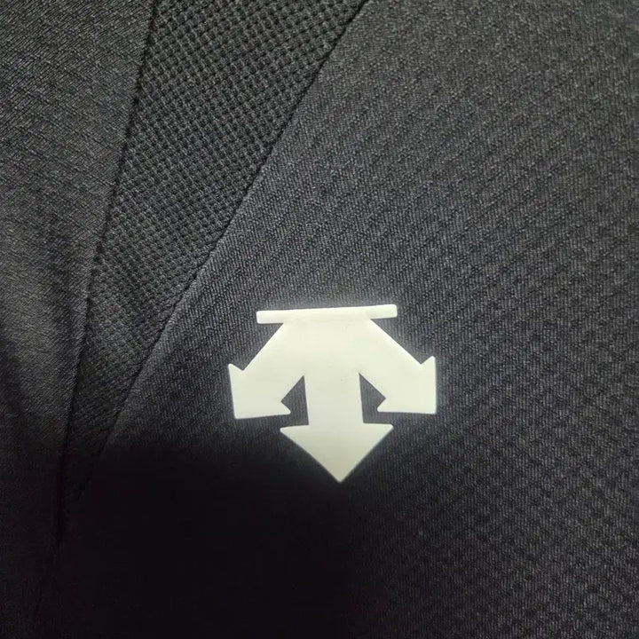 [BUNJANG] Descente Black Functional Short Sleeve T-Shirt Size 100 / 데상트 블랙 기능성 반팔 티셔츠 100