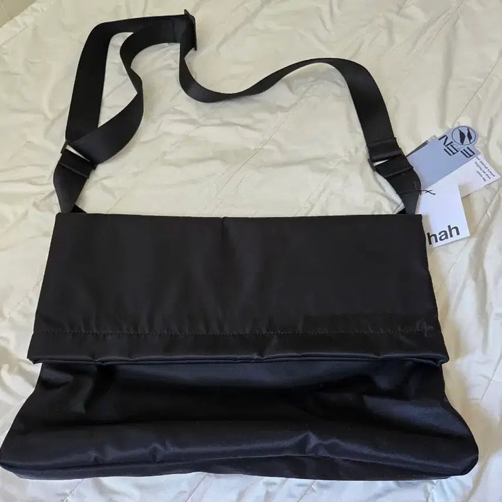 [BUNJANG] HA Archive Nylon Messenger Bag / 하 아카이브 나일론 메신저백