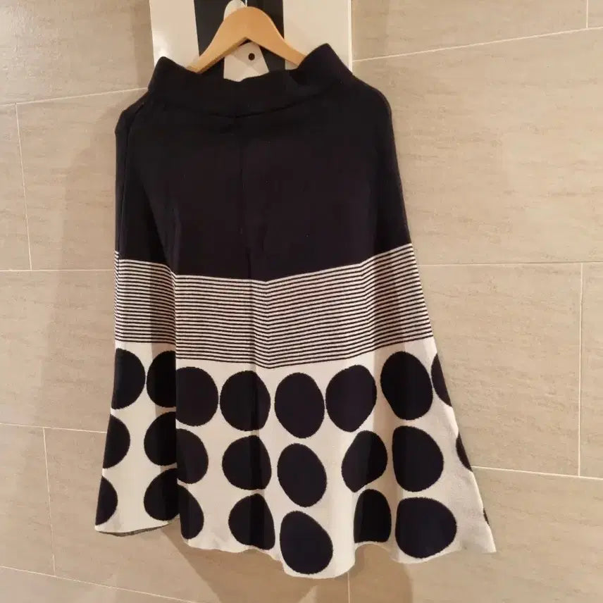 [BUNJANG] Rennie &amp; MacCoy Dot Pattern Flare Midi Skirt / 새옷-도트 무늬 플레어 스커트
