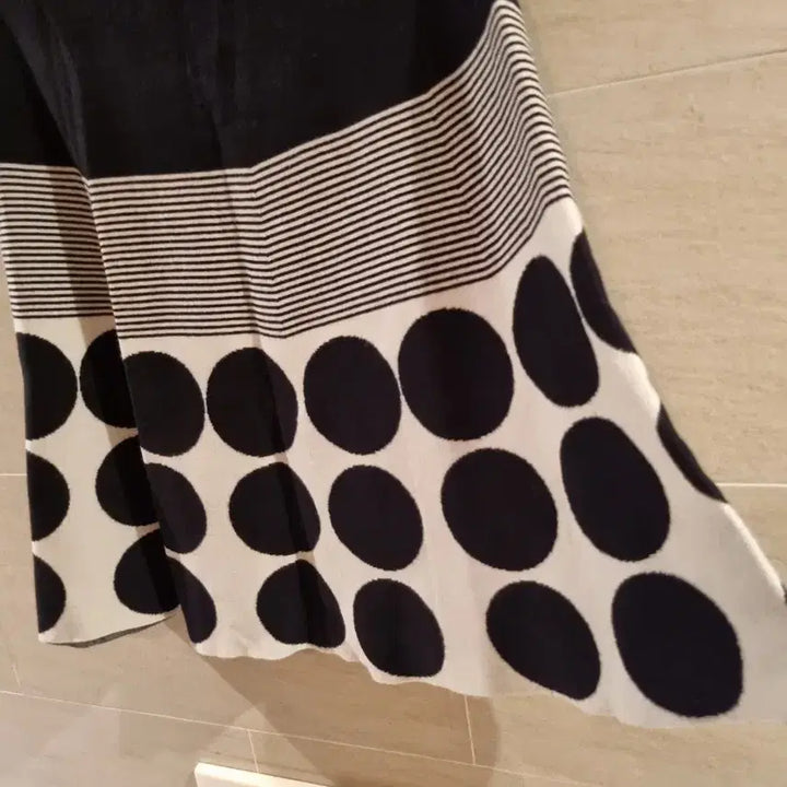 [BUNJANG] Rennie &amp; MacCoy Dot Pattern Flare Midi Skirt / 새옷-도트 무늬 플레어 스커트