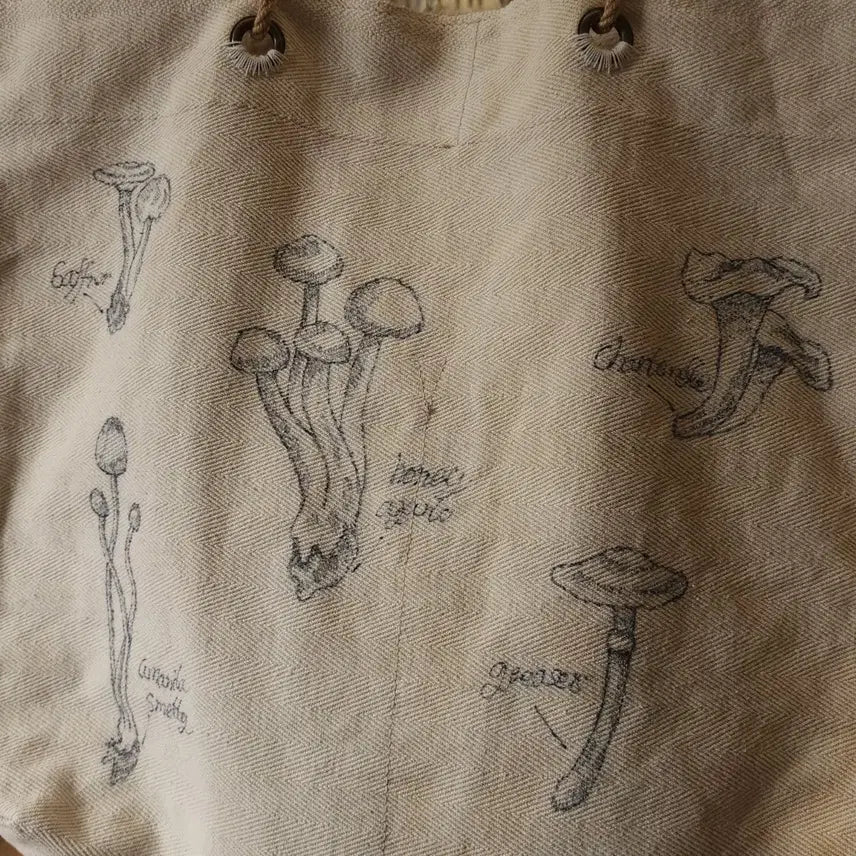[BUNJANG] Vintage Mushroom Hand-Drawn Canvas Tote Bag / 핸드 드로잉 캔버스 토트백 빈티지 더플백 리메이크 화이트 머쉬룸