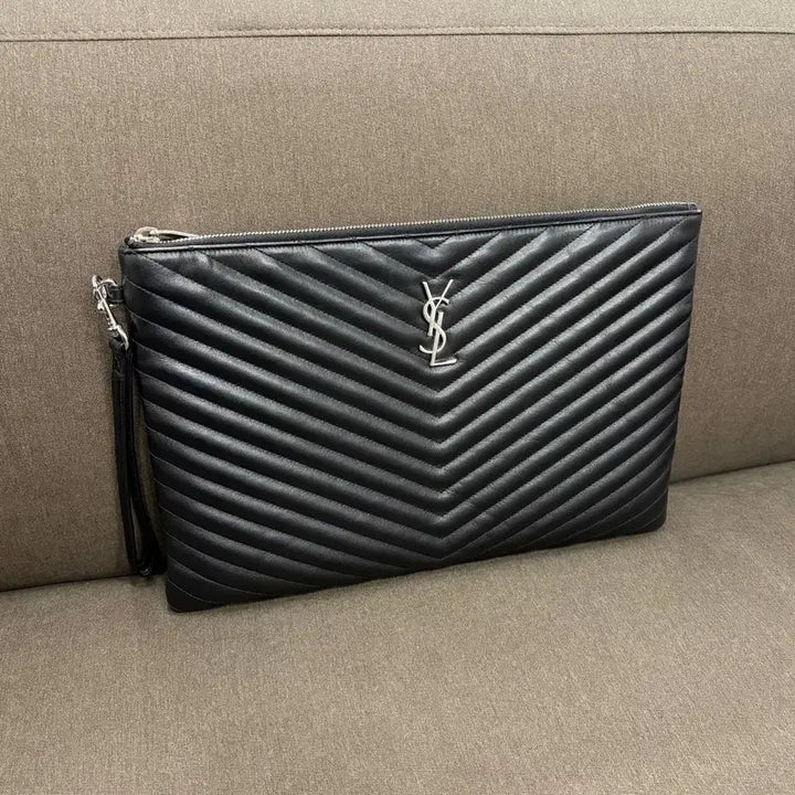 [BUNJANG] Yves Saint Laurent Monogram Matelassé Large Clutch 440222 / 입생로랑 모노그램 마틀라세 라지 클러치 440222