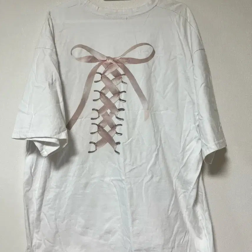 [SOLD OUT] 뒷 리본 레터링 화이트 반팔티