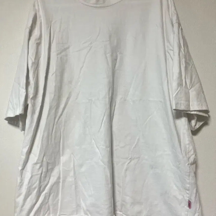 [SOLD OUT] 뒷 리본 레터링 화이트 반팔티