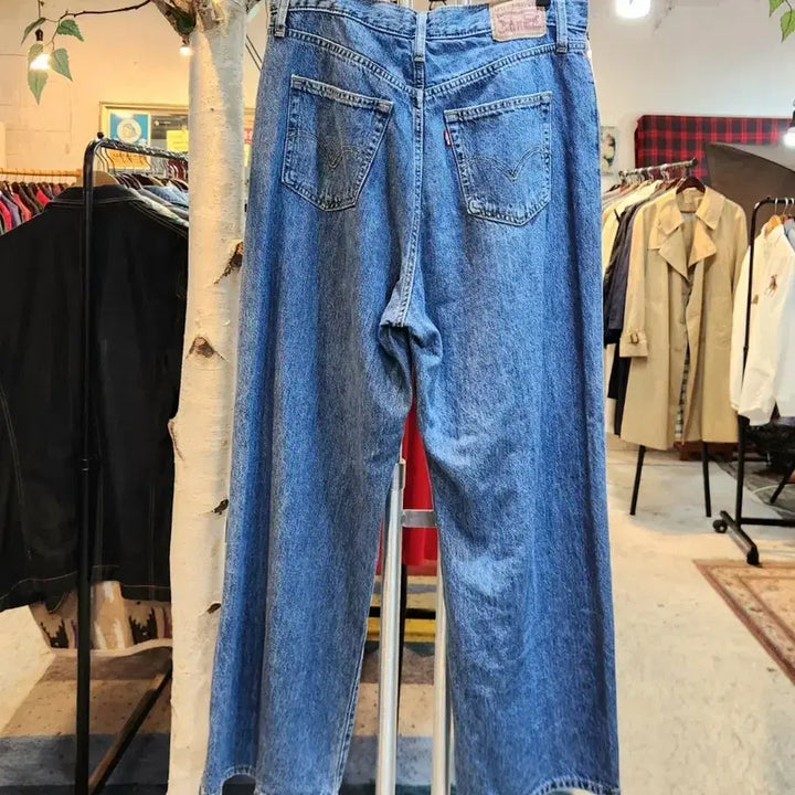 [SOLD OUT] LEVIS 리바이스 하이웨스트 스트레이트 핏 데님 팬츠