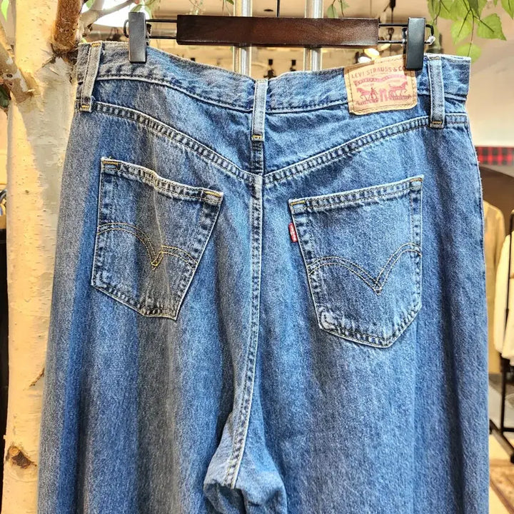 [SOLD OUT] LEVIS 리바이스 하이웨스트 스트레이트 핏 데님 팬츠