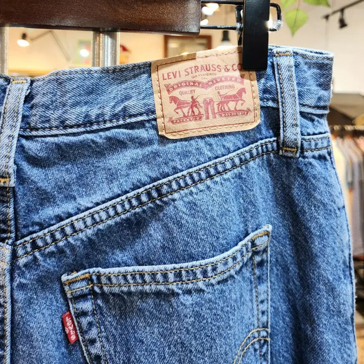 [SOLD OUT] LEVIS 리바이스 하이웨스트 스트레이트 핏 데님 팬츠
