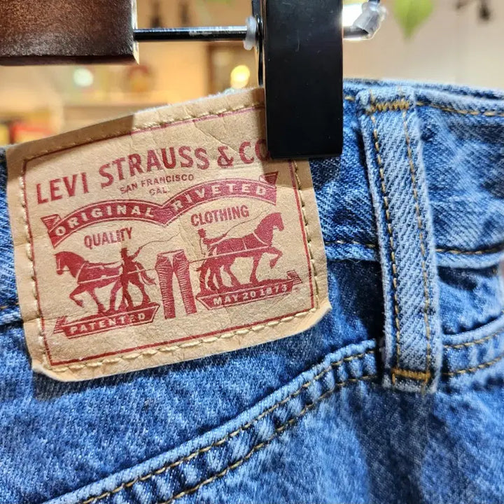 [SOLD OUT] LEVIS 리바이스 하이웨스트 스트레이트 핏 데님 팬츠