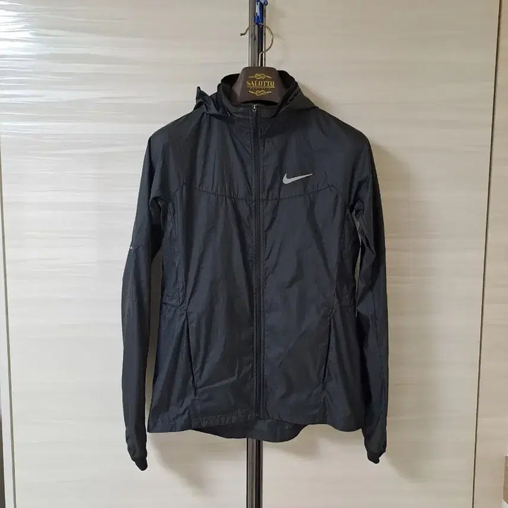 [SOLD OUT] 나이키 블랙  여성바람막이