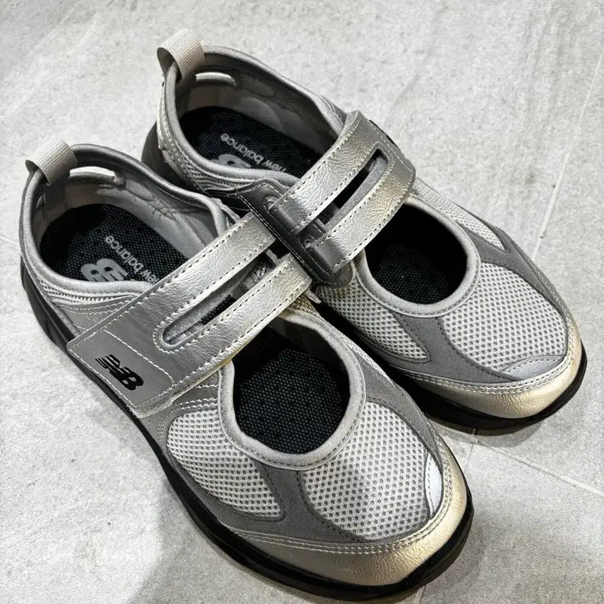 [SOLD OUT] 뉴발란스 SD2202 브리즈 메리제인 실버 샌들 - 240