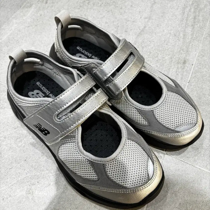 [SOLD OUT] 뉴발란스 SD2202 브리즈 메리제인 실버 샌들 - 240