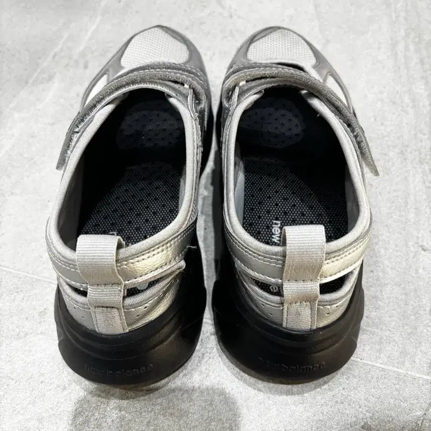 [SOLD OUT] 뉴발란스 SD2202 브리즈 메리제인 실버 샌들 - 240