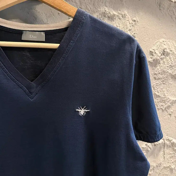 [BUNJANG] Dior Bee Embroidery V-Neck T-shirt Navy / 48 디올 DIOR 벌 자수 브이넥 반팔 티셔츠 네이비