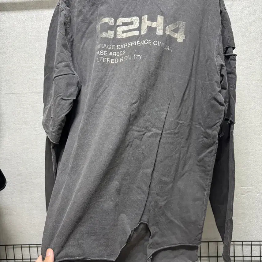 [BUNJANG] C2H4 Gray Damage Washed Long Sleeve T-shirt / C2H4 데미지 워싱 긴팔 티셔츠 그레이