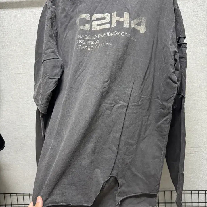 [BUNJANG] C2H4 Gray Damage Washed Long Sleeve T-shirt / C2H4 데미지 워싱 긴팔 티셔츠 그레이