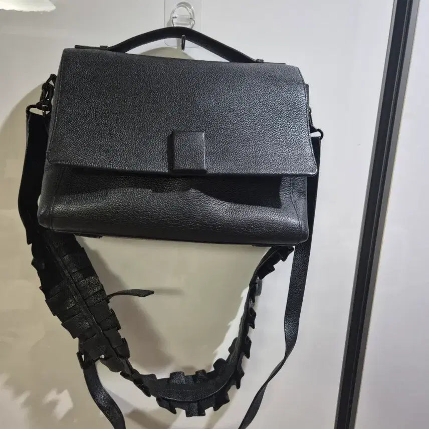 [BUNJANG] Couronne Black Ruffle Shoulder Bag / 쿠론 블랙백