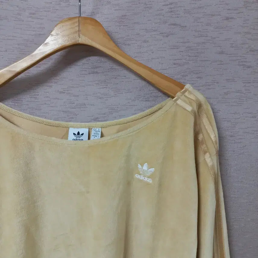 [SOLD OUT] B4-18/아디다스 오프숄더 숏 티셔츠 여성