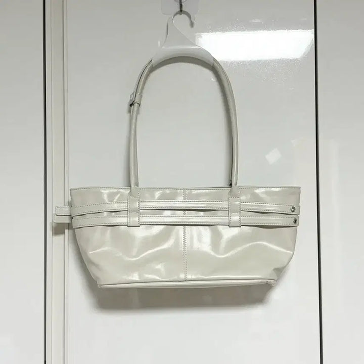 [SOLD OUT] 여밈 벨티드 보트백 오이스터