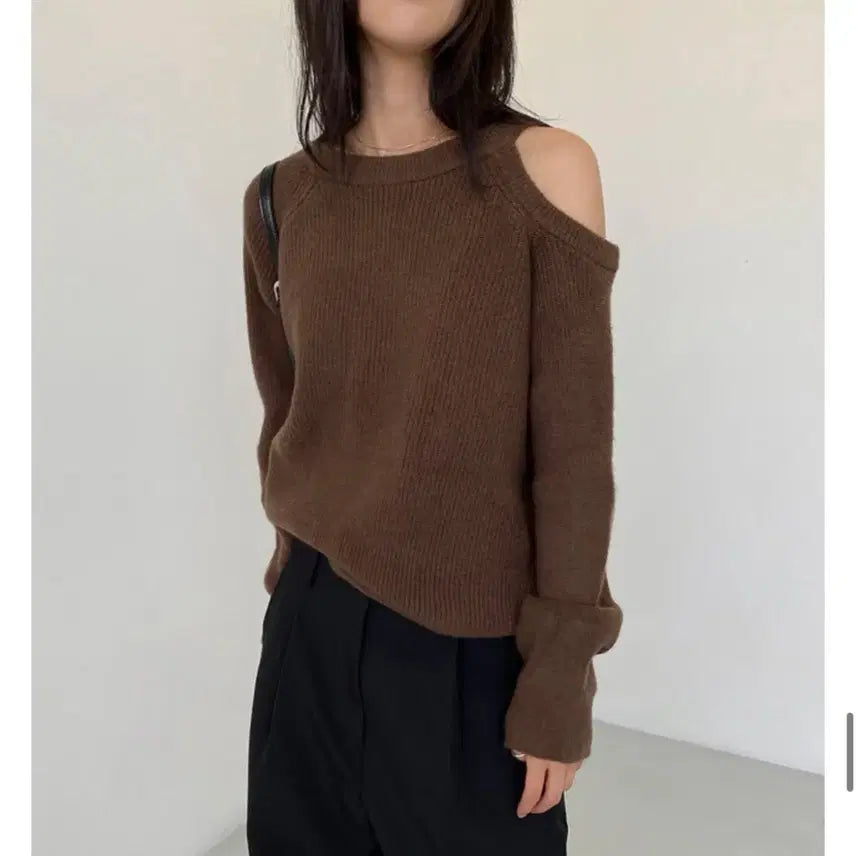[BUNJANG] Clo Brown Off-Shoulder Knit Sweater / 클로 clo 어깨 트임 니트