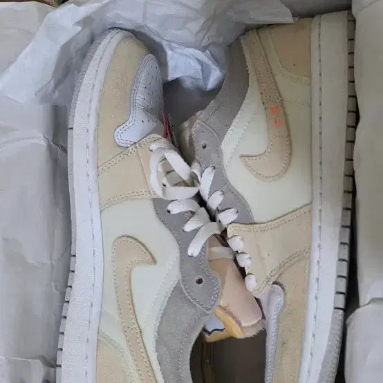 [BUNJANG] Nike Jordan 1 Low SE Craft White and Phantom Sneakers / 조던 1 로우 SE 크래프트 화이트 앤 팬텀 260