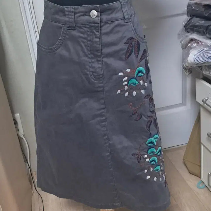 [BUNJANG] Oillily Embroidered Skirt / 오일릴리 자수 스커트 36(55~66)