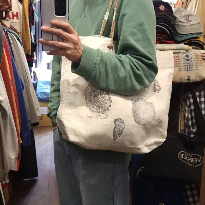 [BUNJANG] Hand-Drawn Shell Tote Bag / 핸드 드로잉 캔버스 토트백 빈티지 더플백 리메이크 화이트 쉘