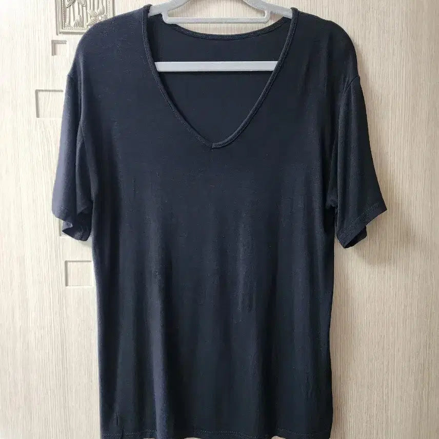 [SOLD OUT] 블랙 브이넥 반팔 티셔츠