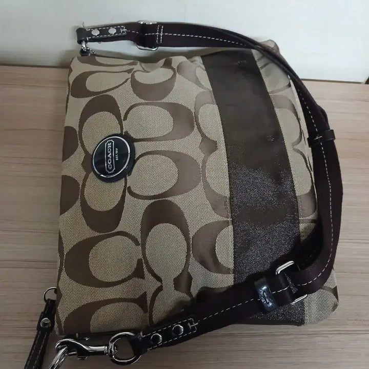 [BUNJANG] Coach Signature Stripe Crossbody File Shoulder Bag / 여성 코치 시그니처 스트라이프 크로스바디 파일 숄더백, 크로스백