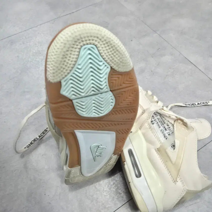 [BUNJANG] Nike Jordan 4 Off-White Retro Sneakers / 조던 4 X 오프 화이트 레트로P 세일 235