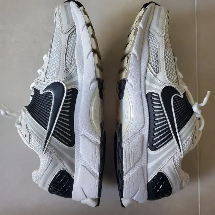 [SOLD OUT] 나이키 줌보메로5 화이트 플랜티넘 틴트 270
