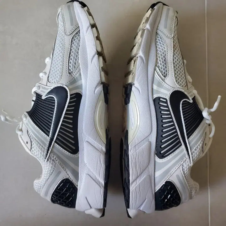 [SOLD OUT] 나이키 줌보메로5 화이트 플랜티넘 틴트 270