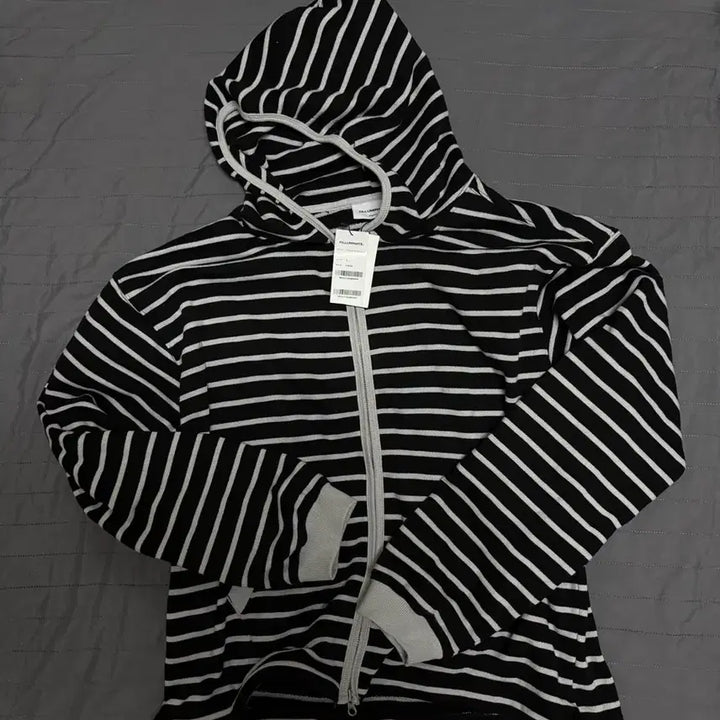 [SOLD OUT] 필루미네이트 스트라이프 스트링 세미 크롭 후드 집업