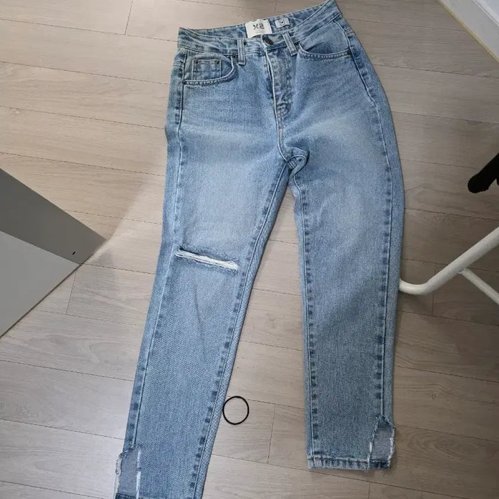 [BUNJANG] Jegoeb Ripped Jeans / 제곱s