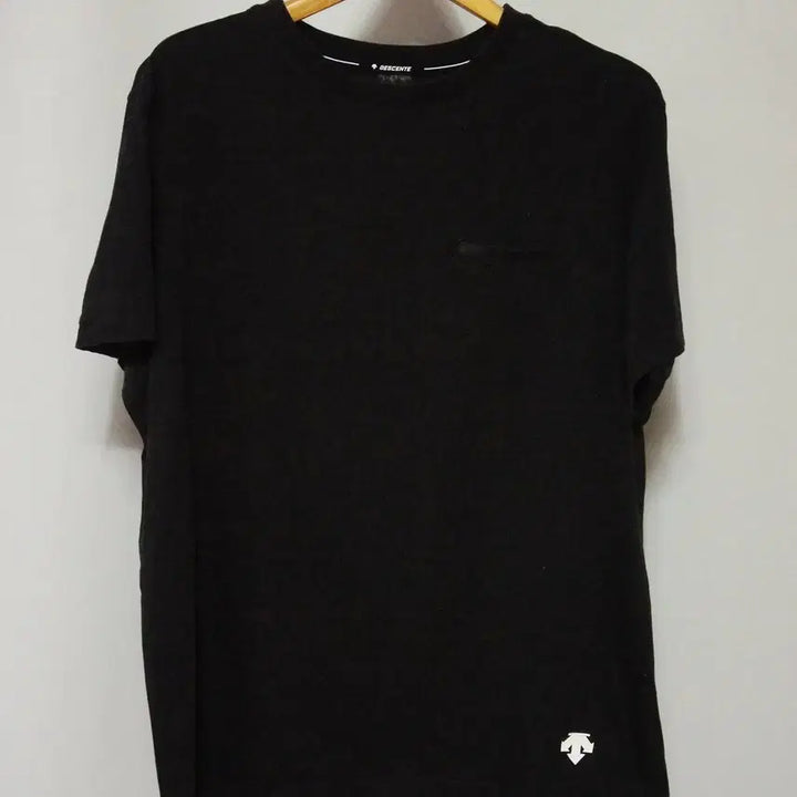 [SOLD OUT] 데상트 블랙 반팔 라운드 티셔츠 남성110