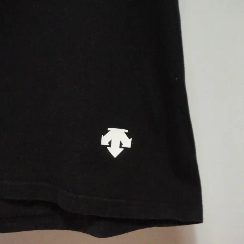 [SOLD OUT] 데상트 블랙 반팔 라운드 티셔츠 남성110
