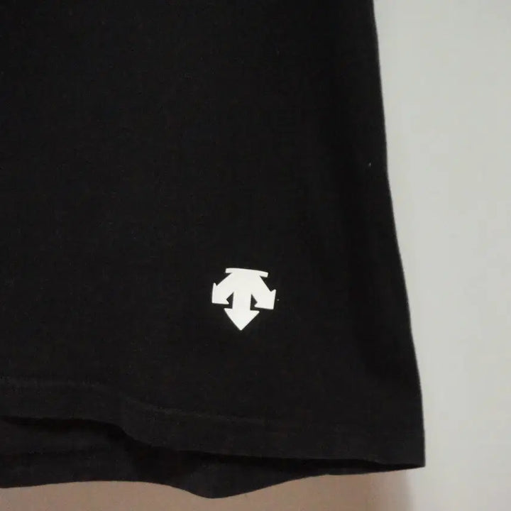 [SOLD OUT] 데상트 블랙 반팔 라운드 티셔츠 남성110