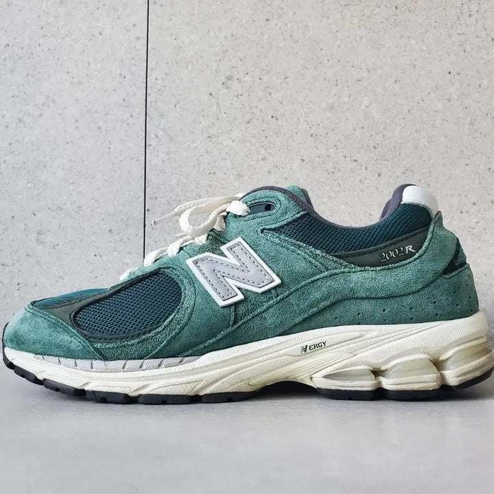 [BUNJANG] New Balance 2002R Nightwatch Green Sneakers / 뉴발란스 2002R 나이트위치 그린 260
