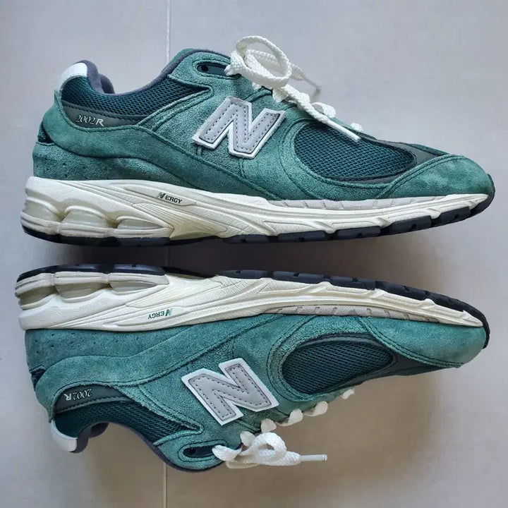 [BUNJANG] New Balance 2002R Nightwatch Green Sneakers / 뉴발란스 2002R 나이트위치 그린 260