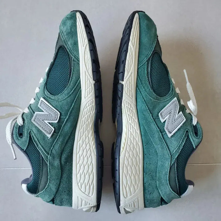 [BUNJANG] New Balance 2002R Nightwatch Green Sneakers / 뉴발란스 2002R 나이트위치 그린 260