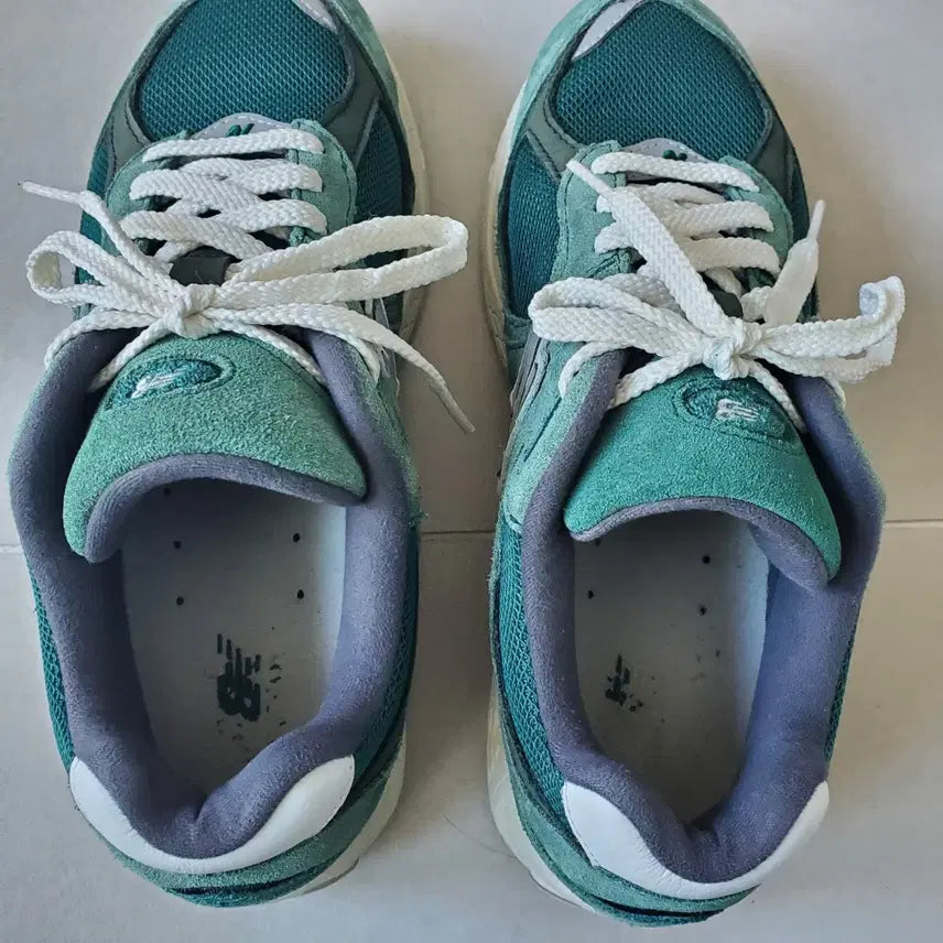 [BUNJANG] New Balance 2002R Nightwatch Green Sneakers / 뉴발란스 2002R 나이트위치 그린 260