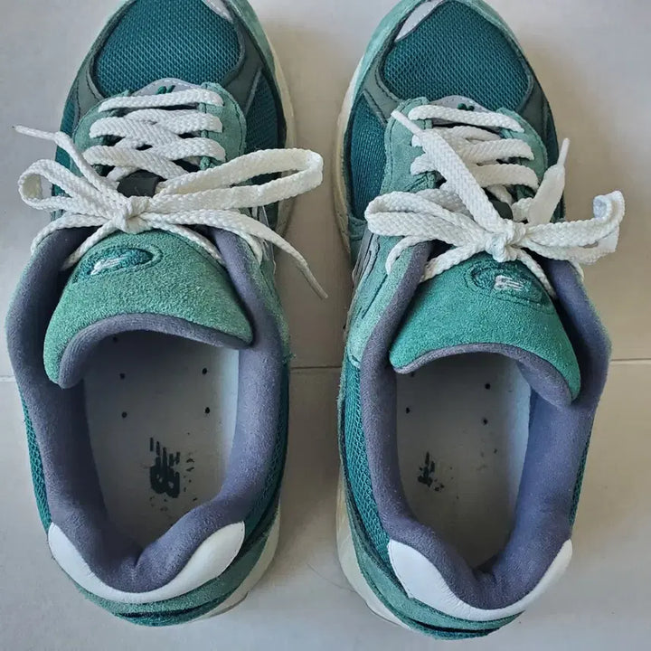 [BUNJANG] New Balance 2002R Nightwatch Green Sneakers / 뉴발란스 2002R 나이트위치 그린 260