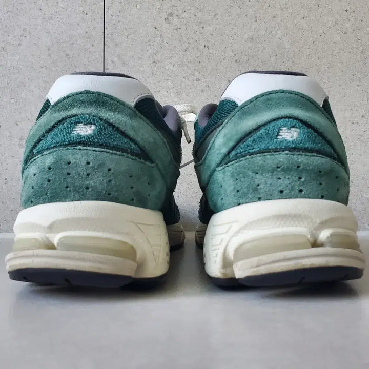 [BUNJANG] New Balance 2002R Nightwatch Green Sneakers / 뉴발란스 2002R 나이트위치 그린 260