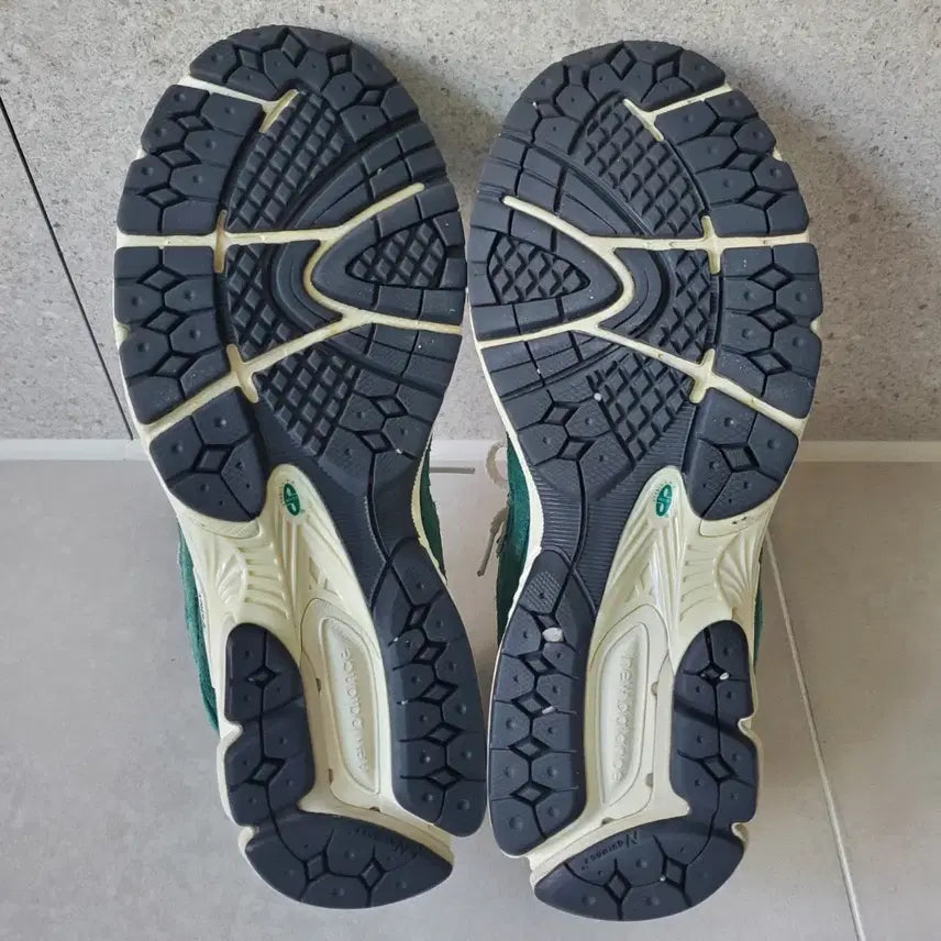 [BUNJANG] New Balance 2002R Nightwatch Green Sneakers / 뉴발란스 2002R 나이트위치 그린 260