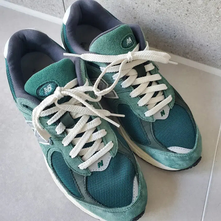 [BUNJANG] New Balance 2002R Nightwatch Green Sneakers / 뉴발란스 2002R 나이트위치 그린 260