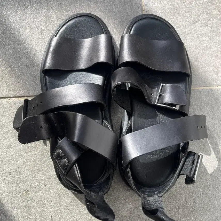 [SOLD OUT] 닥터마틴 샌들 230-235