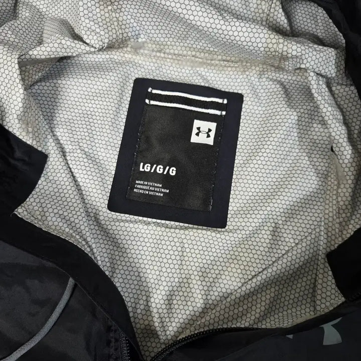 [SOLD OUT] 언더아머 블랙 바람막이 후드 집업