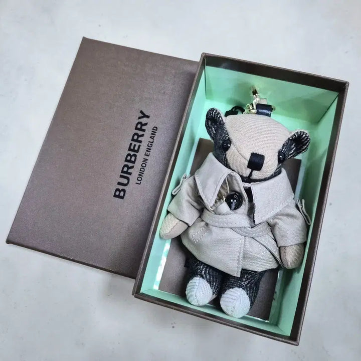 [SOLD OUT] 버버리 BURBERRY 토마스 베어 키링(트렌치)