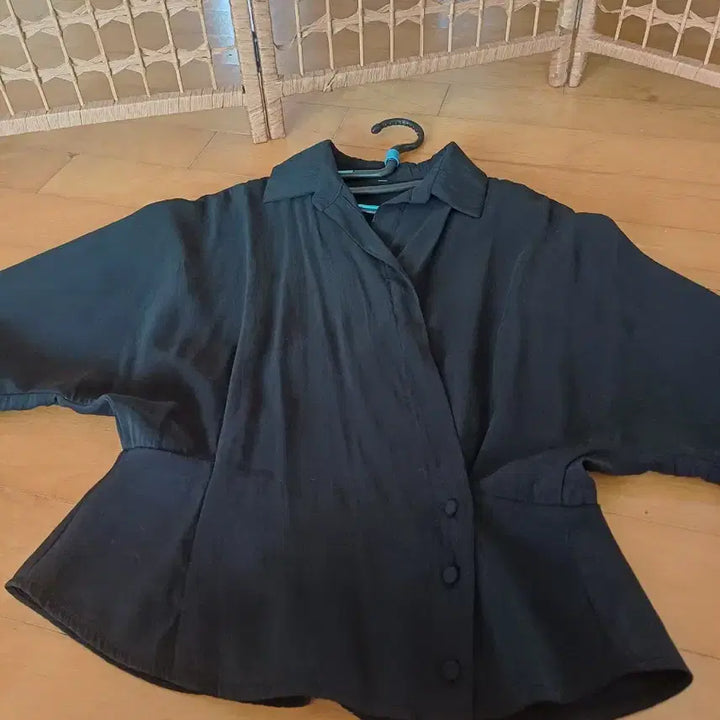 [BUNJANG] Black Wrap Blouse / 블랙 랩 스타일 블라우스