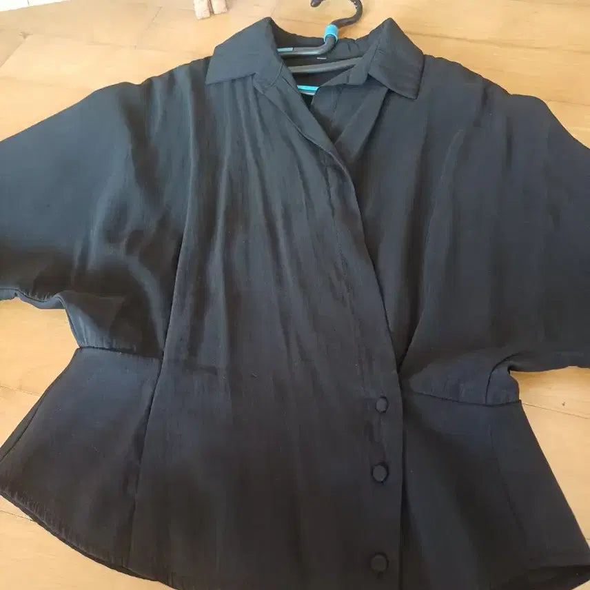 [BUNJANG] Black Wrap Blouse / 블랙 랩 스타일 블라우스