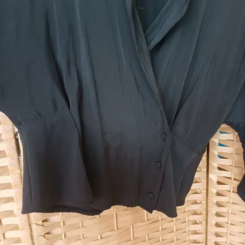 [BUNJANG] Black Wrap Blouse / 블랙 랩 스타일 블라우스